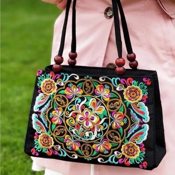 Floral Embroidered Handbag - Picture 4 of 6